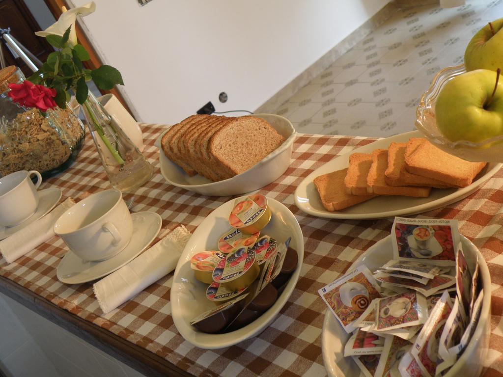 B&B Villa Mirella Casnate Con Bernate Екстериор снимка
